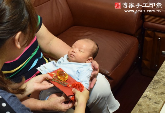 張寶寶(台中太平區到府嬰兒寶寶滿月剃頭理髮、免費到府嬰兒剃胎毛儀式吉祥話)。到府剃頭剃胎毛主持、專業拍照、DVD光碟、證書。★購買「臍帶章、肚臍章、胎毛筆刷印章」贈送：剃頭、收涎、抓周，三選一。2015.11.15 照片14